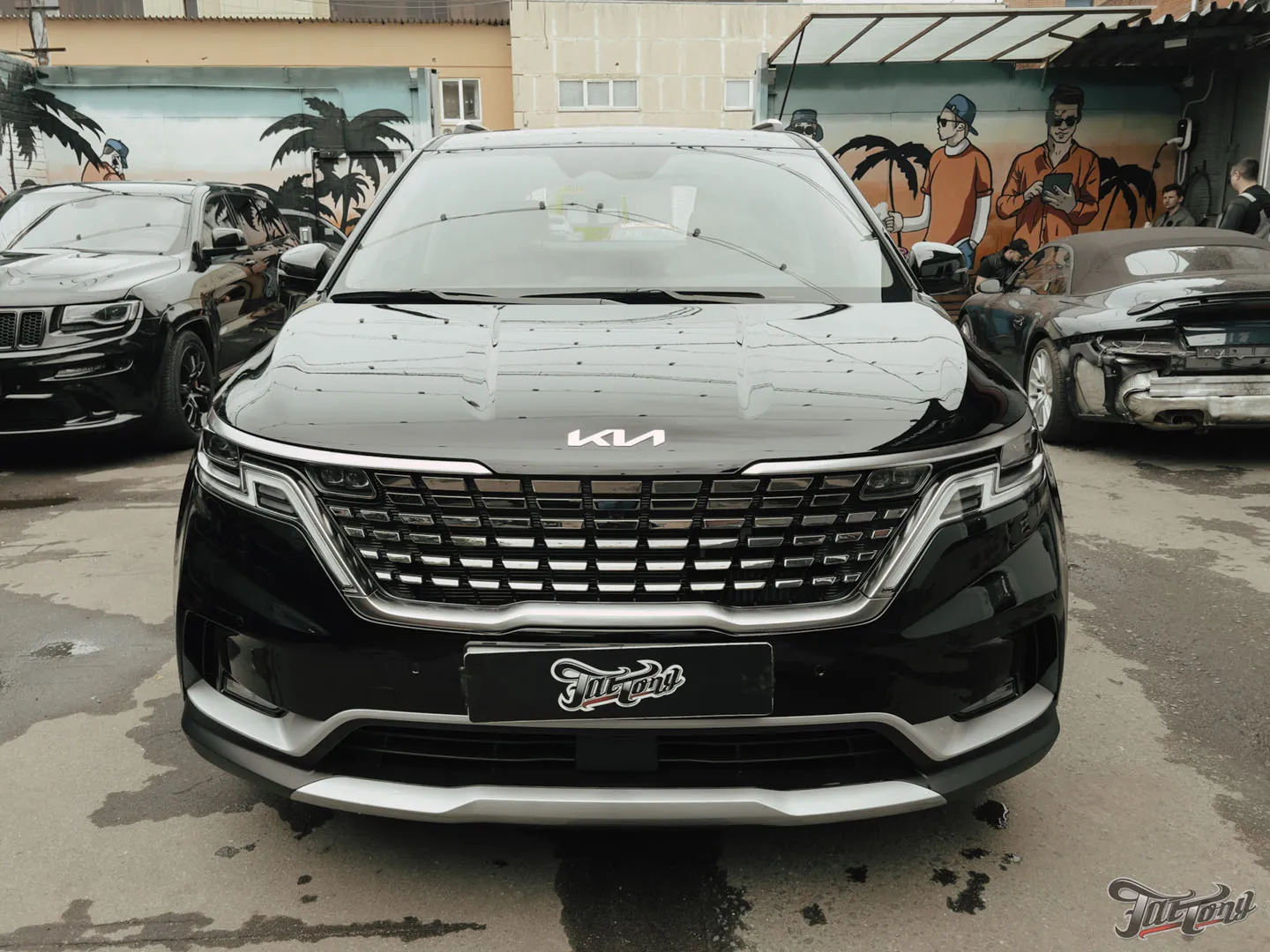 Большой проект для семейного автомобиля Kia Carnival, часть 2: оклейка матовым полиуретаном, цветные ремни, перетяжка руля, антихром, окрас суппортов, детейлинг